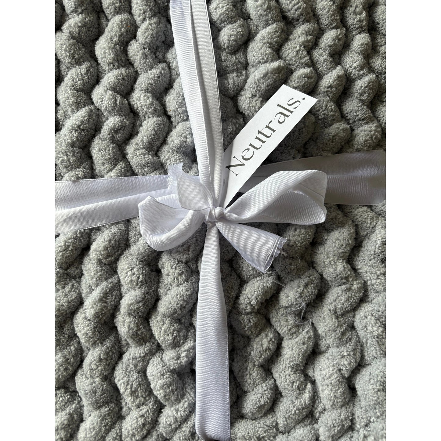 Close up of the grey super chunky blanket